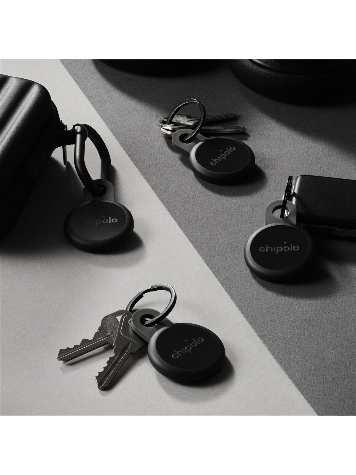 Chipolo LOOP – Rechargeable Bluetooth Tracker with Silicone Loop for iOS & Android, 4col_Charcoal 3 Chipolo LOOP – Rechargeable Bluetooth Tracker with Silicone Loop for iOS & Android, 4col_Charcoal 3