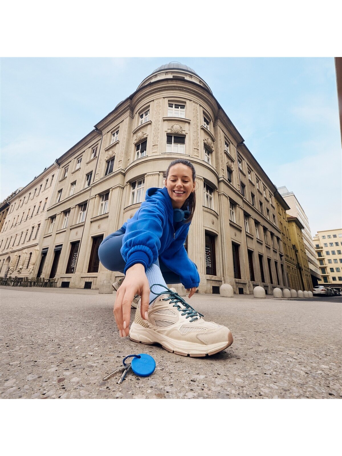 Chipolo POP – Bluetooth Tracker with Replaceable Battery for iOS & Android, Blue 2