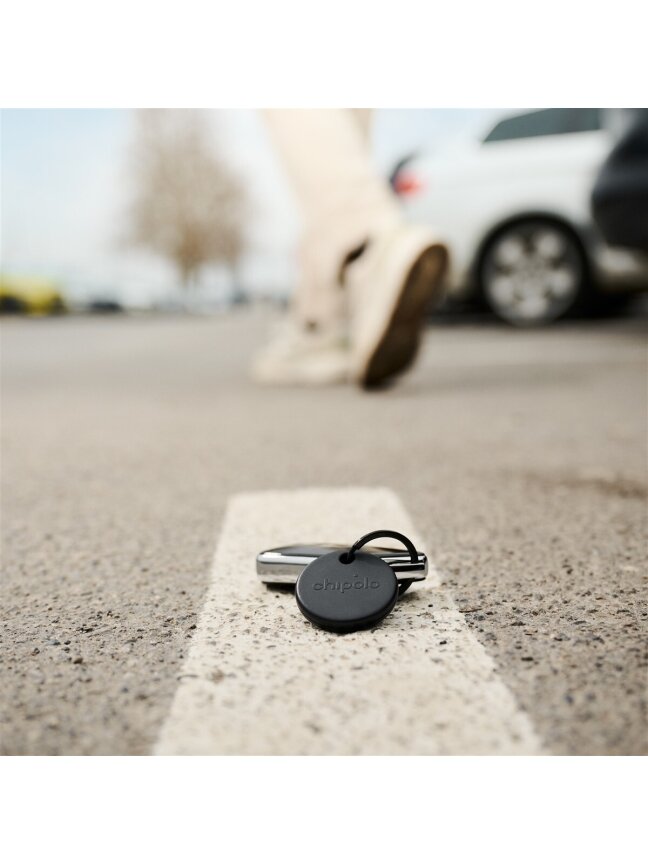 Chipolo POP – Bluetooth Tracker with Replaceable Battery for iOS & Android, Black 1