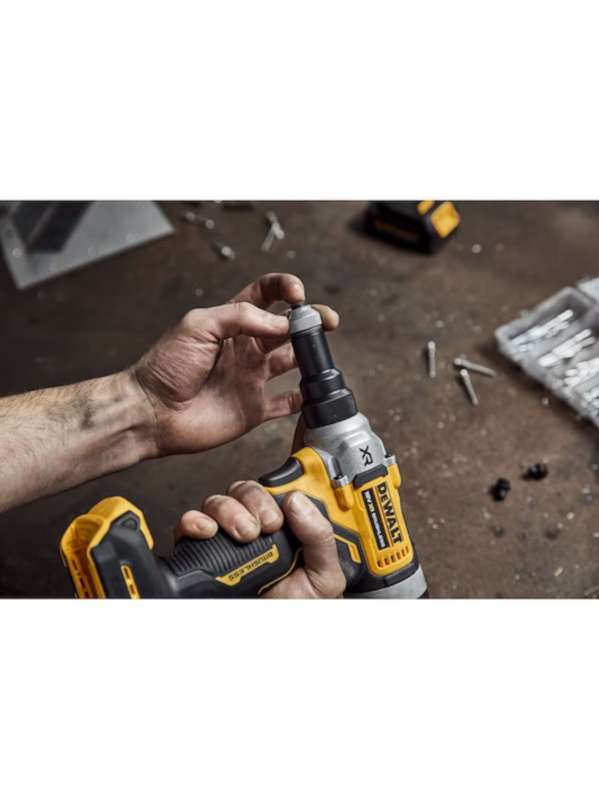 DeWalt Kniediklis DeWalt DCF414NT 18V 9 DeWalt Kniediklis DeWalt DCF414NT 18V 9
