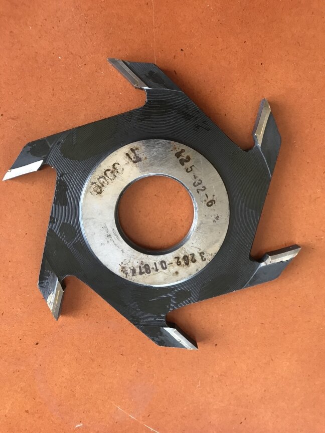 Diskinė griovelių FREZA Belmash D125x32x4 (išorinis diametras (skersmuo) 125 mm, vidinis standartinis- 32 mm, 6- su kietmetalio galiukais 2 Diskinė griovelių FREZA Belmash D125x32x4 (išorinis diametras (skersmuo) 125 mm, vidinis standartinis- 32 mm, 6- su kietmetalio galiukais 2