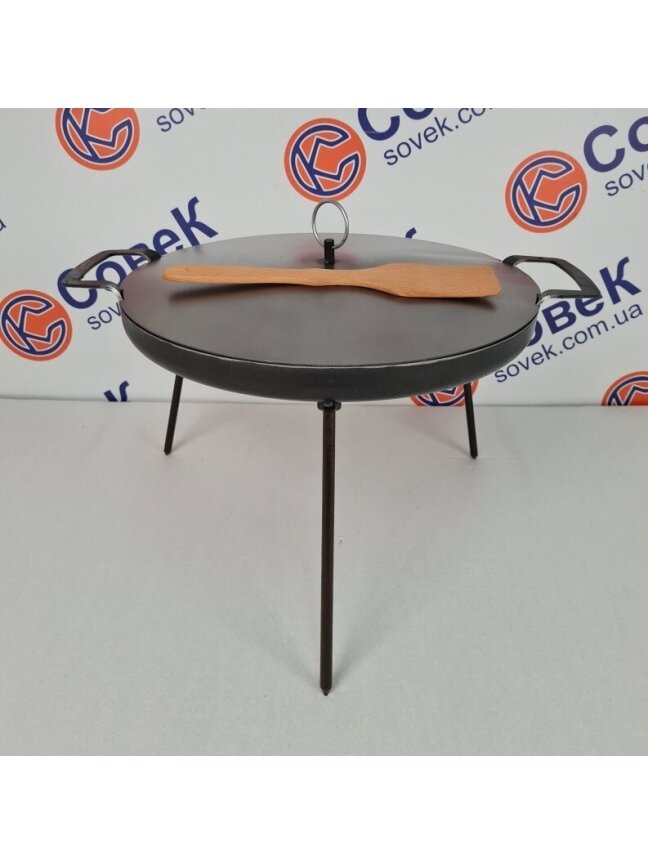 Keptuvė 30 cm su kojelėmis, dangčiu ir mentele 2