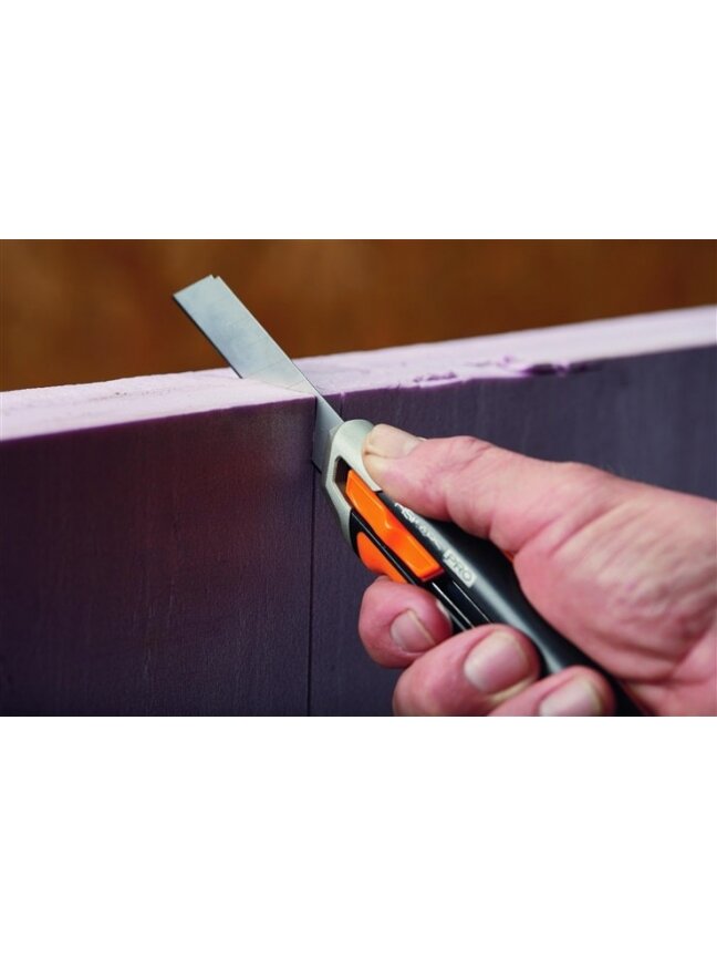 Peilis laužomais ašmenimis FISKARS CarbonMax 18mm 2 Peilis laužomais ašmenimis FISKARS CarbonMax 18mm 2