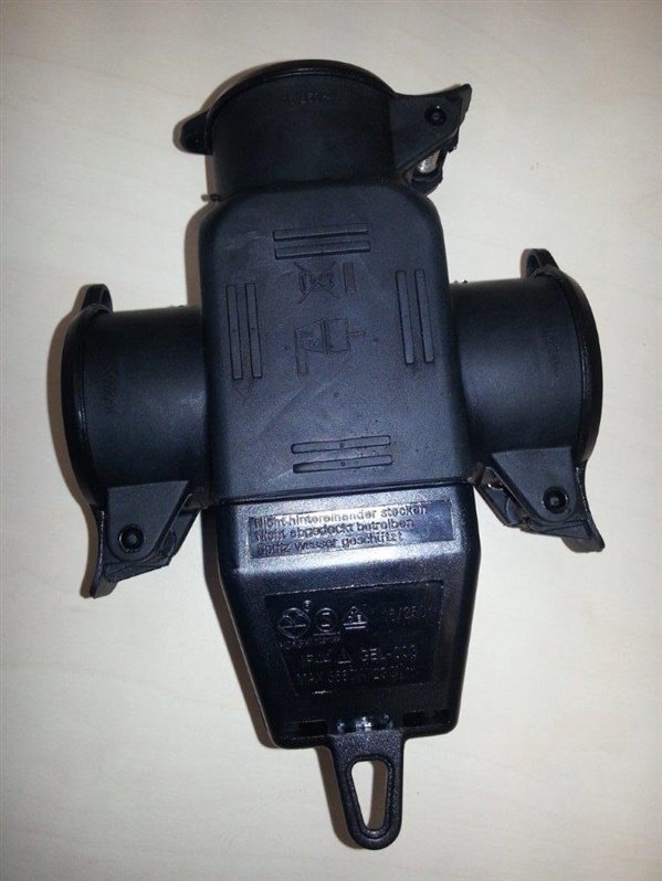 Trijų vietų ilgintuvo lizdas N&L,16A, IP44 Trijų vietų ilgintuvo lizdas N&L,16A, IP44